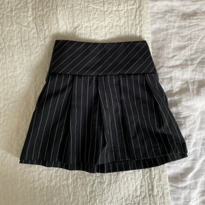 Kjol från HM - Säljer denna kjol från HM. Storlek 36. Slutsåld om jag minns rätt. Precis som ny!