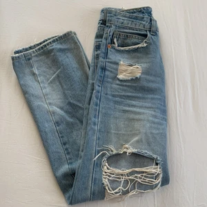 Blå jeans  - Säljer dessa blå jeans från New Yorker. Sitter väldigt snyggt och har stora hål för dig som gillar det💓 strl xxs, lite kortare i benen för mig som är 170 ☺️