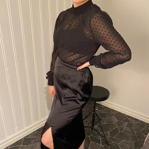 Blus Hearts - Urgullig blus från hm 💞. Välanvänd men i bra skick. Genomskinlig med små söta hjärtan på. Säljes pga att jag ej får användning av den längre. Nypris 149kr