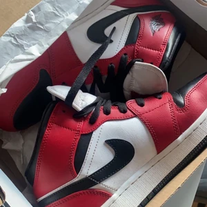 Air Jordans 1 mid Chicago  - Säljer mina fina äkta jordans som jag ej använder längre, användes fåtal gånger och ser fortfarande ut som nya köpte för 3100 ( kan sänka priset vid snabb affär