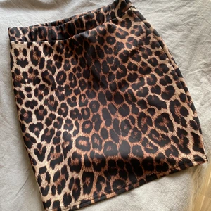 Kjol  - Snygg leopardkjol i nyskick 