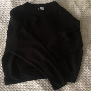 Fin stickad tröja  - Slutsåld jätte fin svart stickad tröja från Lindex perfekt att ha under sommaren ⚠️dock så är de 2 små trådar som har lossnat back på ryggen men inget som märks och inget som kan göra att tröjan går sönder då jag har fått hjälp att sy till det⚠️ säljer enbart för att jag inte använder den och den bara hänger i min garderob skriv i dm för fler bilder med tröjan på och buda i dm💓