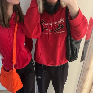 Röd hoodie  - Alldrig använd, pris kan diskuteras!