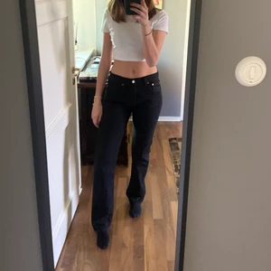 Svarta Levi’s 501 - Svarta levis 501 byxor, använd två gånger. Säljer för att den är stor för mig. köpt för 1100:-
