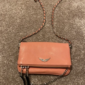 Zadig Voltaire  - Säljer min jätte snygga Zadig väska på grund av att den inte kommer till användning längre. Storleken är liten.❤️ Den är andvänd några gånger. Men inga skador och den är i väldigt bra skick!❤️ Jag köpte den för 2500kr men säljer för 1000kr. 