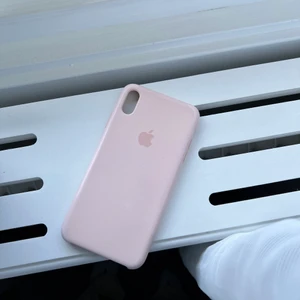 Apple skal - GARDEROBSRENSNING!! Rensar detta fina iPhone XS MAX skalet eftersom jag har bytt mobil, äkta och är köpt på apples hemsida men har lite slits lite när jag har använt det, 100kr inklusive SPÅRBAR frakt, kom privat vid frågor och funderingar!❤️ Vill bli av med allt!