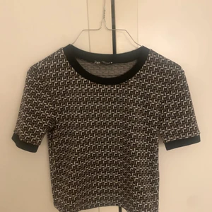 Zara topp - Supersnygg t-shirt från zara som inte går att få tag på längre. Den är som ny då jag aldrig använt den!😍💕 köp direkt för 199. 