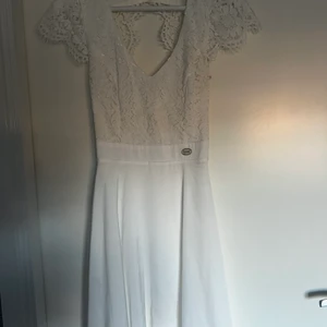 Jättefin vit klänning  - Säljer denna klänningen som är perfekt för student, konfirmationen eller bara att ha på sommaren. Materialet är hur skönt som helst och enbart användt denna 1 gång när jag själv konfirmerade mig. Säljer den för att den tyvärr blivit för liten. Storlek Xs men passar även S. Bara att skriva om ni har minsta fråga 