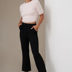 Tröja med öppen rygg  - Rosa fluffig tröja från Hanna Schönbergs kollektion med nakd. Inga anmärkningar, jättefint skick. Skriv meddelande för egna bilder 💕