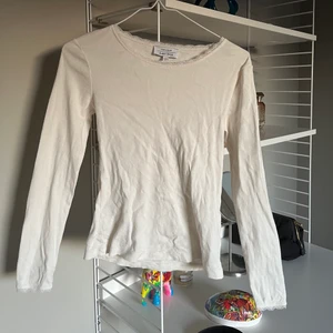 Söt tröja  - Säljer nu denna superfina topp från other stories! Har använt den cirka 3 gånger så väldigt fint skick! Passar mig med s/m hade nog suttit bättre på någon med ännu mindre💗