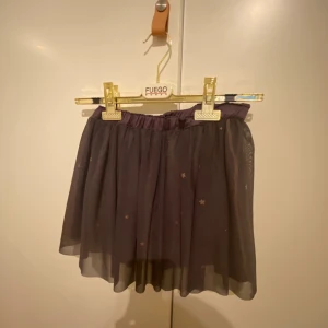 Stjärn kjol - Säljer nu min älskade zara kjol med stjärnor på. Stolek 140/152 men skulle säga att den lätt passar XXS-S🤝