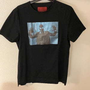 Limitato t-shirt storlek:M - Mycket bra skick, skriv för fler bilder vid intresse. Pris kan diskuteras, köparen står för leverans.