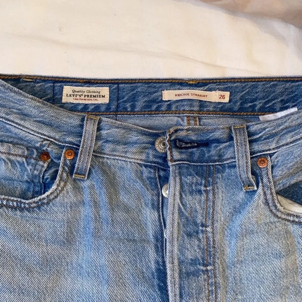 Raka Levis jeans, passar inte mig längre dem är i bra skick och använda fåtal gånger. Storlek 26 skulle säga att dem är xs/s. Jag är 159 cm och dem går ner till min häl. Köpta för 1200kr säljer för 700 kr, priset går att diskutera vid snabb affär. Skriv privat för mer bilder! Köparen står för frakt 📦💓. Jeans & Byxor.