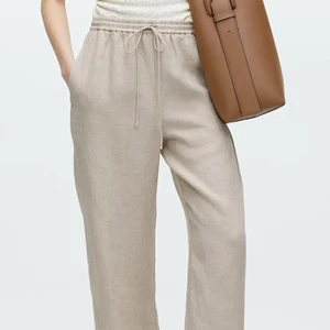 Arket Linnebyxor  - Säljer mina linnebyxor från Arket! Säljer då jag inte använder de så ofta. Storlek 36. Passar okej i längden för mig som är 178cm. Köpta för 690 säljer för 300kr + 80kr spårbar frakt!❤️.           Kan skicka fler bilder vid efterfrågan!💕