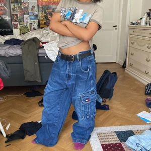 tommy hilfiger baggy jeans - bra mycket baggy skater tommy holdover jeans.  Jag säljer för att min mamma inte gillade hur stora de var 😡😡😡.  Jag kan ta fler bilder om du vill, midjan är mycket större men jag har ett bälte på för att det ska passa. vi kan diskutera om priset!