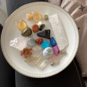 Cristaler - Det är super fina cristaler som är äkta köpte dom i Colombia för 1000 kr för allt ni kan få köpa för 550 kr 