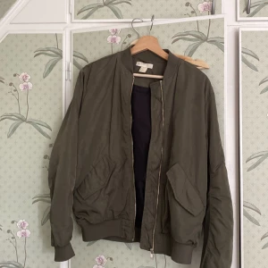 Bomberjacka - Grön bomberjacka, kommer inte till användning