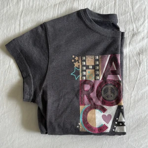 Så snygg t-shirt  - Tröja från hard rock cafe! Verkligen Såå fin! Vet inte vad nypris var tyvärr. Storlek L barnstorlek, passar nog upp till S eller M 🥰🥰