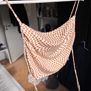 Sommar topp! - Fin vit brun sommar topp från Bershka! Är i storlek M men den var lite liten på mig så skulle ändå säga xs-s. Riktigt fint skick, aldrig använd! 