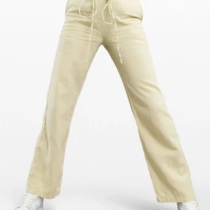 Linnebyxor - Säljer dessa linnebyxor i storlek 38, sitter på höfterna på mig som vanligtvis är en 36a💞 Köpta denna säsong men är tyvärr precis för korta i benen för mig som är 175 cm lång,hör av dig om du vill ha bilder på hur de sitter på mig! 