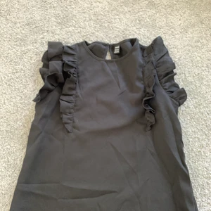 Volanger  - Säljer min fina volang t-shirt aldrig använd köpte i mars nyskick! Den är från shein i storlek XS