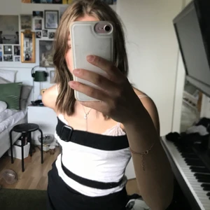 Vintage Offshoulder tröja  - Säljer denna skit snygga vintage offshoulder tröja med ett spänne som detalj😆💗💗 jag har även använt den som en slags tubetop så man kan ha den lite som man vill☺️🥰