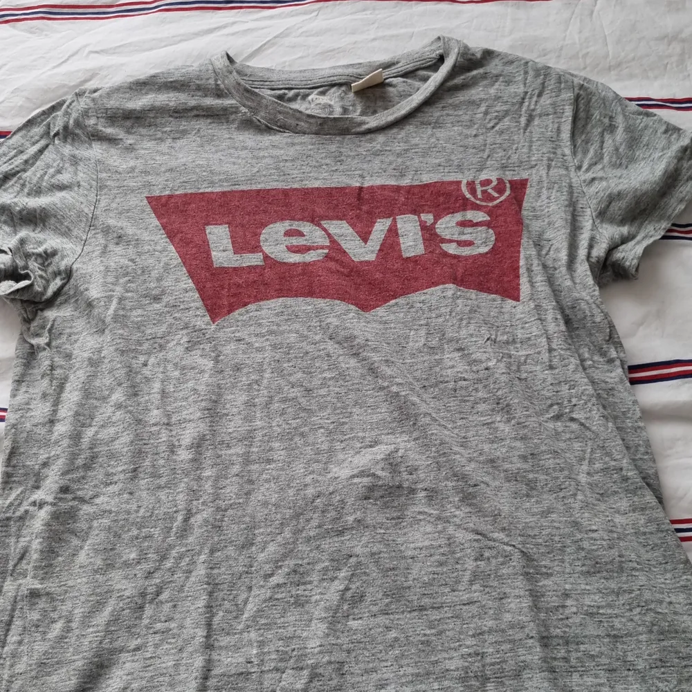 En t-shirt från Levis som är i bra skick om vi bortser från hålet på halskanten (nästintill osynligt). Jag har fått den från min syster och kan mötas upp i Stockholm om någon vill köpa den.. T-paidat.