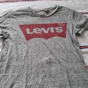 En t-shirt från Levis som är i bra skick om vi bortser från hålet på halskanten (nästintill osynligt). Jag har fått den från min syster och kan mötas upp i Stockholm om någon vill köpa den.