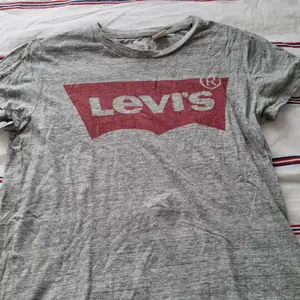 En t-shirt från Levis som är i bra skick om vi bortser från hålet på halskanten (nästintill osynligt). Jag har fått den från min syster och kan mötas upp i Stockholm om någon vill köpa den.