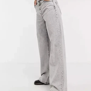 Bershka jeans - säljer ett par jeans från bershka i storlek 36 men sitter som en 38 ungefär😊  jeansen är i en ljusgrå färg och är i ett fint skick, alldeles för långa för mig, passar säkert någon som är runt 168 - 170 cm lång, köparen står för frakten, buda i kommentarerna 💕💕 skriv även för fler bilder 