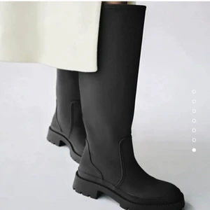 Zara stövlar - Stövlar ifrån Zara. Använda 1-2 gånger, nyskick. Lånade bilder. Kan skicka egna bilder om det önskas❤️