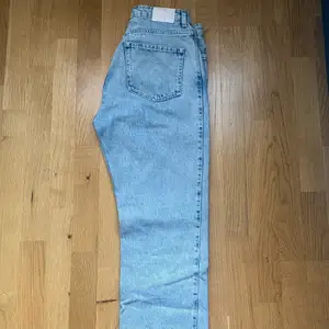 FINNS KVAR! Super snygga jeans  från Weekday storlek 28/30. Endast använd en gång då de är för långa för mig. För mer information eller bilder skriv! <3