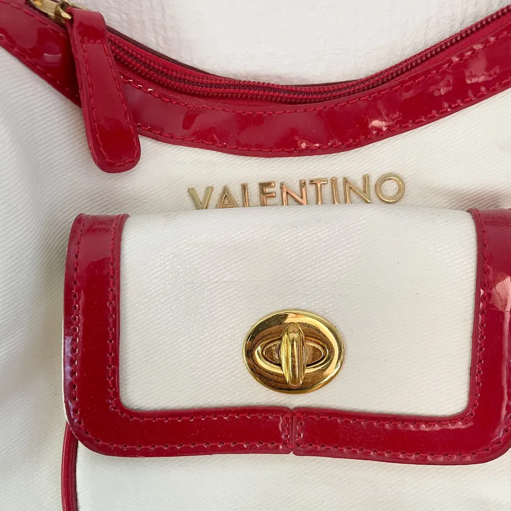 Valentino väska (fejk) tror jag… köpt på secondhand. Men himla unik. Super fint skick. . Väskor.
