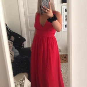 RÖD BALKLÄNNING - Säljer min balklänning som jag använt vid ett tillfälle (2021). Supersnygg med en djup skurning framtill och med dragkedja och knyte baktill. Klänningen passar mig som är 163cm plus ca 5cm klackar perfekt. OBS‼️ Köparen står för frakten som ej är inkluderat i priset 😊
