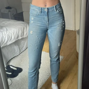 Jeans från guess  - Köpte dessa jeans för 1 år sen för 1000:-💕Dom är i bra skick!!Jag är 169 cm lång💕priset kan även diskuteras!Har ni några frågor så är det bara att fråga💕Dom är från guess!!