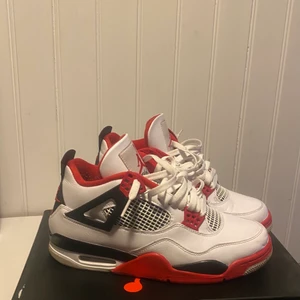Jordan 4 fire red - Rena och bra skick, lite använda men väldigt rena och en liten crease på vänstra skon, ser knappt när skon är på