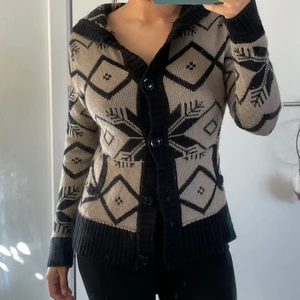 Stickad kofta - Mjuk och skön stickad kofta med luva. (Köparen står för frakten) 🌞