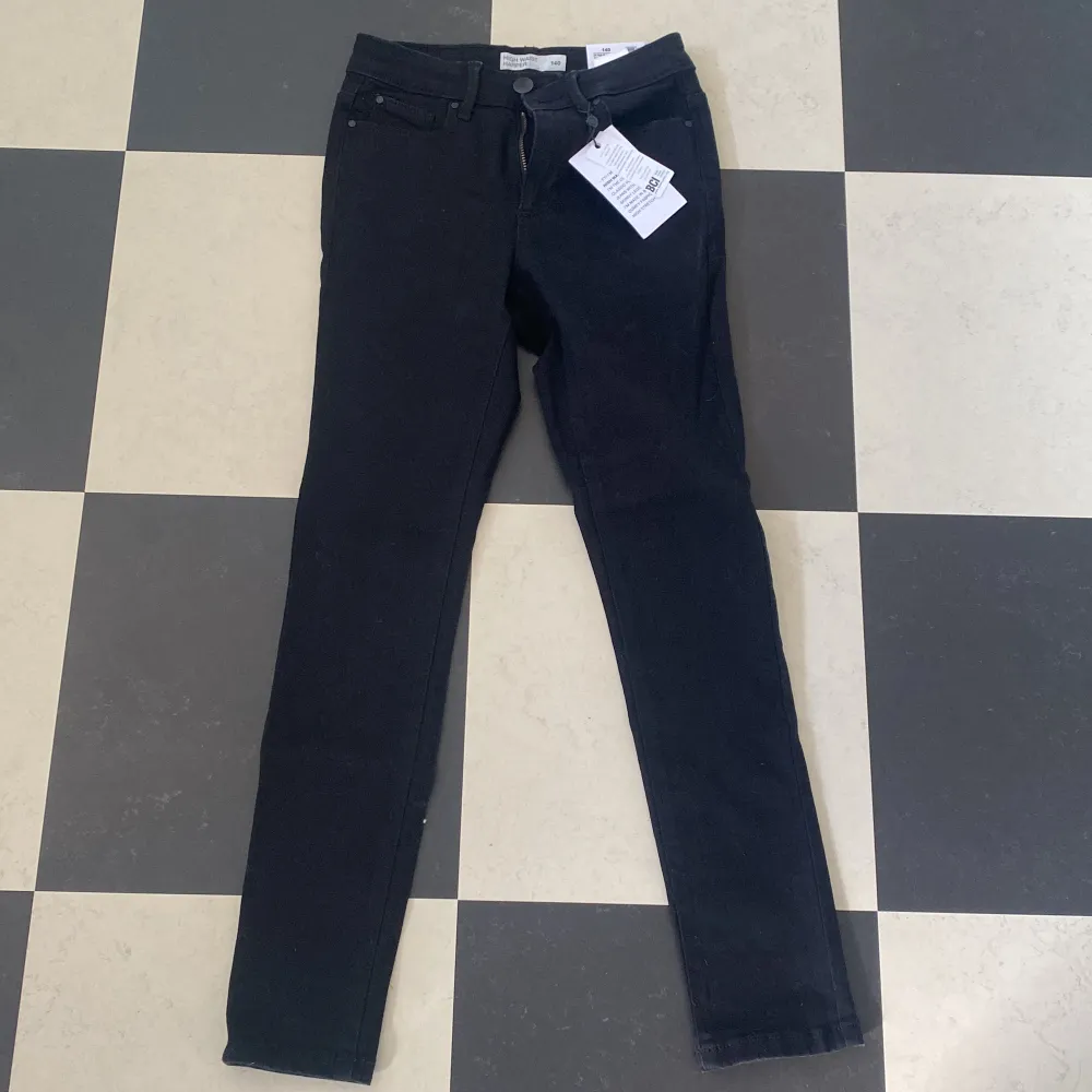 Oanvända svarta jeans med lappen kvar. Hög midja, tight passform. Från Lager 157. Barnstorlek (140). Jeans & Byxor.