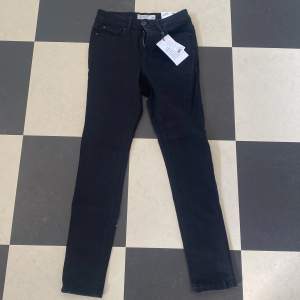 Oanvända svarta jeans med lappen kvar. Hög midja, tight passform. Från Lager 157. Barnstorlek (140)