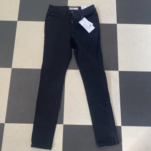 Oanvända svarta skinny- jeans  - Oanvända svarta jeans med lappen kvar. Hög midja, tight passform. Från Lager 157. Barnstorlek (140)