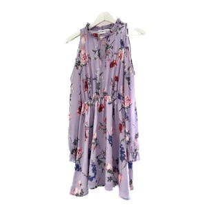 Ivy Revel klänning - Sommarklänning från Ivyrevel i ljuslila blommigt tyg. Fina detaljer med diskret volang i kragen, cut outs vid axlarna och snörning vid halsen. Endast använd en gång, väldigt fint skick! 