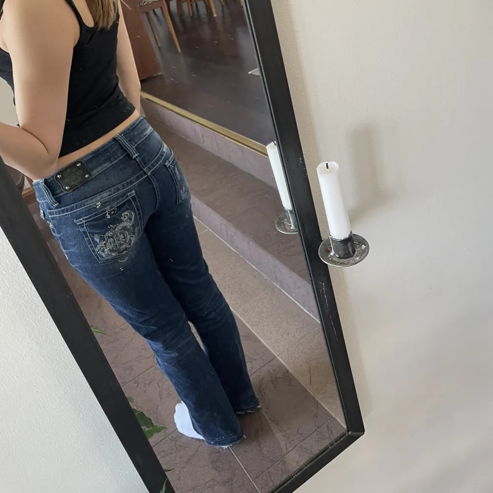 Jättefina lågmidjade jeans som jag inte använder längre❤️ jag är 168, innerben är 81 cm och midjan 76 cm, obs kanten är sprättad❤️ köparen står för frakt 🚚 . Jeans & Byxor.