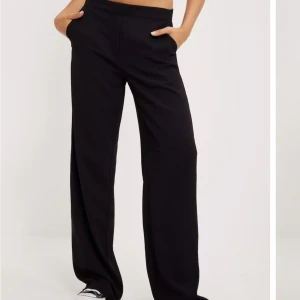 Svarta byxor  - Svarta byxor från Nelly, använda 1 gång, säljes pga för stora. Storlek 32. 