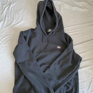 Svart dickies hoodie i storlek M, varan är i bra skick 