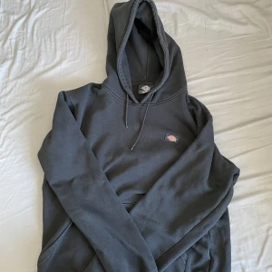 Dickies hoodie - Svart dickies hoodie i storlek M, varan är i bra skick 