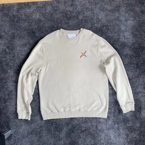 Sweatshirt Axel Arigato - Beige Sweatshirt från Axel arigato i riktigt bra skick.  Stl XL  Pit to pit 64 cm Längd 78 cm Nypris ca 1200:-