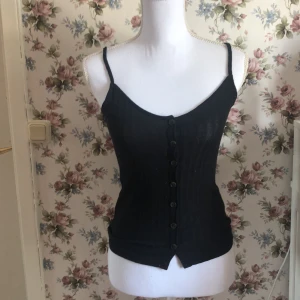 Topp - Svart topp från H&m med knappar 🌷📬