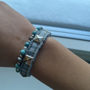 Denim armband - Säljer handgjorda denim armband. Välj mått och färg (se bild 2). Säljs för 100kr och frakt. Skriv gärna för fler bilder eller information om du undrar över något💙  FRI FRAKT VID KÖP AV 2