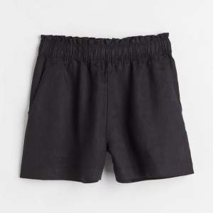 Super fina svarta shorts från hm i st 38/M, jätte fina och perfekta nu till sommmaren ❤️
