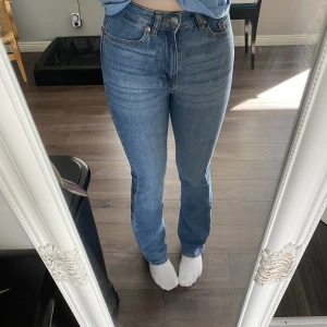 Jeans blåa - Säljer dessa blåa jeans från hm i storlek 34, dom är knappt använda säljer dom för 120k. jag är ca 170cm